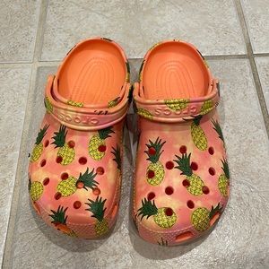 NWT Crocs Classic Retro Resort Clog Pineapple 🐊